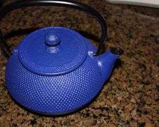 Blue cast iron tea pot w/strainer
