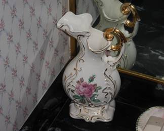 White/gold water urn