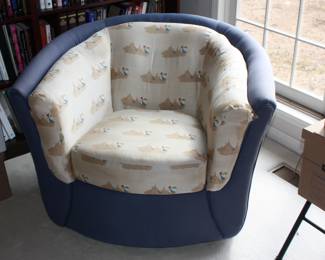 Unique round blue chair w/matching cushions