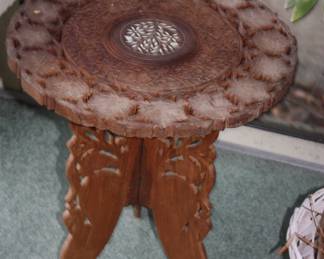 Wood leaf carved table
