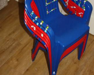 6 Children's plastic chairs