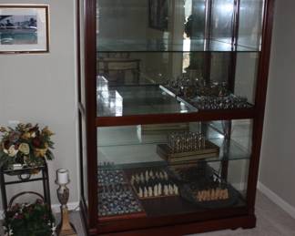 Beautiful 6' tall lighted display case w/4 glass shelves & 2 glass doors on each end