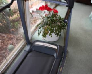 Triumph 400T treadmill. 18" x 47". Works perfectly