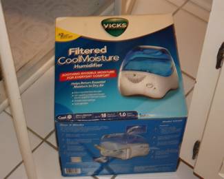 Vicks filtered cool moisture humidifier in box