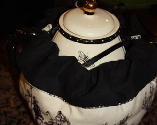 Insulated wrap matching tea pot.