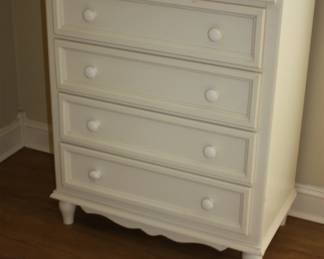 Matching white chest of drawers 