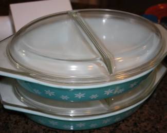 2 matching Pyrex bowls