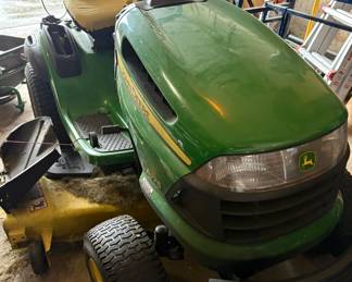 John Deere LA175 Riding Lawn Mower