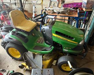 John Deere LA175 Riding Lawn Mower