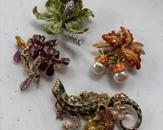 Jewelry is not typical pricing- these are high-end costume jewelry pieces many pieces priced between $10-160. See description for brand names.
⭐️ ⭐️ We will limit number of people in jewelry area and require payment on these items in room ⭐️ ⭐️