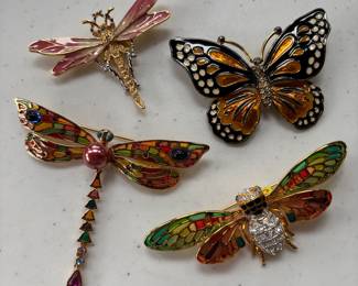 Jewelry is not typical pricing- these are high-end costume jewelry pieces many pieces priced between $10-160. See description for brand names.
⭐️ ⭐️ We will limit number of people in jewelry area and require payment on these items in room ⭐️ ⭐️