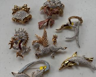 Jewelry is not typical pricing- these are high-end costume jewelry pieces many pieces priced between $10-160. See description for brand names.
⭐️ ⭐️ We will limit number of people in jewelry area and require payment on these items in room ⭐️ ⭐️