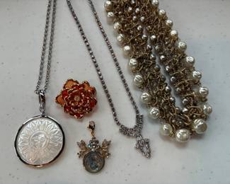 Jewelry is not typical pricing- these are high-end costume jewelry pieces many pieces priced between $10-160. See description for brand names.
⭐️ ⭐️ We will limit number of people in jewelry area and require payment on these items in room ⭐️ ⭐️