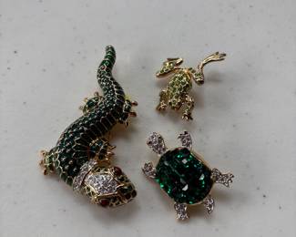 Jewelry is not typical pricing- these are high-end costume jewelry pieces many pieces priced between $10-160. See description for brand names.
⭐️ ⭐️ We will limit number of people in jewelry area and require payment on these items in room ⭐️ ⭐️