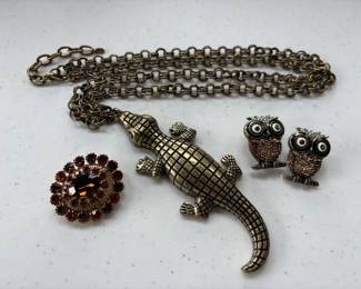Jewelry is not typical pricing- these are high-end costume jewelry pieces many pieces priced between $10-160. See description for brand names.
⭐️ ⭐️ We will limit number of people in jewelry area and require payment on these items in room ⭐️ ⭐️