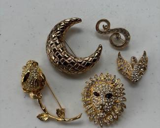 Jewelry is not typical pricing- these are high-end costume jewelry pieces many pieces priced between $10-160. See description for brand names.
⭐️ ⭐️ We will limit number of people in jewelry area and require payment on these items in room ⭐️ ⭐️