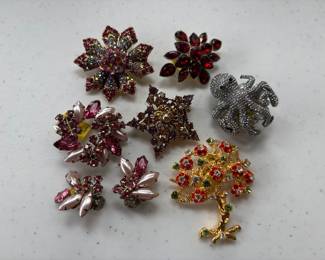 Jewelry is not typical pricing- these are high-end costume jewelry pieces many pieces priced between $10-160. See description for brand names.
⭐️ ⭐️ We will limit number of people in jewelry area and require payment on these items in room ⭐️ ⭐️