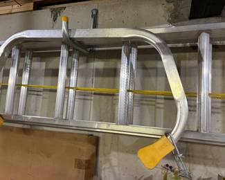 EXTENSION LADDER W/ SUPPORT ARMS