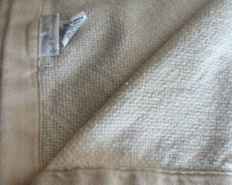 SOFT SURROUNDING BLANKET