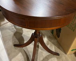 ROUND END TABLE