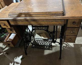 SINGER SEWING MACHINE