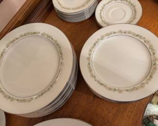 Noritake #6908 “Trilby” 1969 Japan. 
40 pcs, 1 serv platter, 1 gravy boat, 8 DP, 8 SP, 8 BP, 8 saucers, 6 cups
$ 300.00