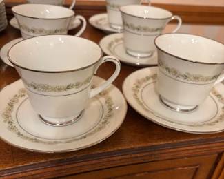 Noritake #6908 “Trilby” 1969 Japan. 
40 pcs, 1 serv platter, 1 gravy boat, 8 DP, 8 SP, 8 BP, 8 saucers, 6 cups
$ 300.00
