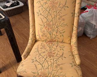 Ethan Allen ,Beige floral side chair. 
23.5”w 22”d 43.5”t little wear

