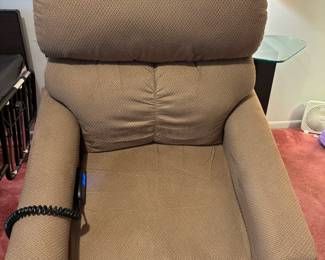 Brown lift chair does not recline. 31”w 30” d 38”t
