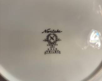 Noritake #6908 “Trilby” 1969 Japan. 
40 pcs, 1 serv platter, 1 gravy boat, 8 DP, 8 SP, 8 BP, 8 saucers, 6 cups
$ 300.00