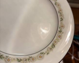 Noritake #6908 “Trilby” 1969 Japan. 
40 pcs, 1 serv platter, 1 gravy boat, 8 DP, 8 SP, 8 BP, 8 saucers, 6 cups
$ 300.00