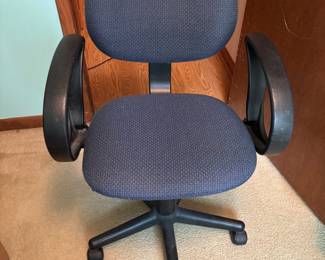 Dillon adjustable office chair. 22.5”w 21”d 37”t
$ 45.00