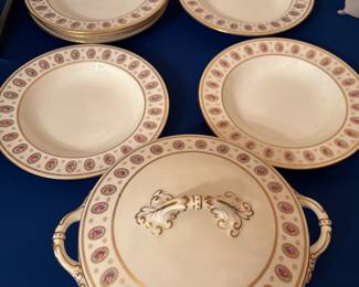 Soup Tureen & (6) soup bowls. Cauldron England.     $60.00 set