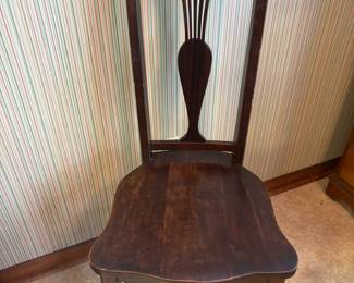 Grand Ledge solid antique wood chair.
15.5”w 15”d 38”t
$ 65.00