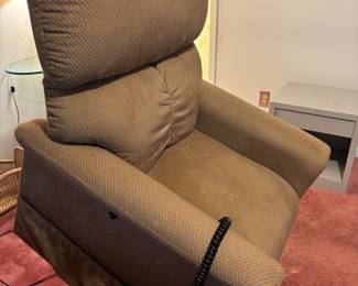 Brown lift chair does not recline. 31”w 30” d 38”t