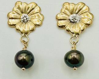 14KT Yellow Gold Pair Of Pearl Earrings With Natural Diamonds Jewelry