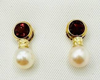14KT Yellow Gold Pair Of Pearl Earrings Jewelry
