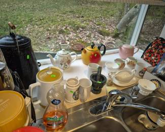 Vintage tea pots and coffee cups