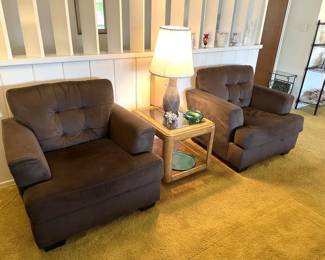 This is a different picture of the end table, as well as a pair of dark brown stuffed chairs.