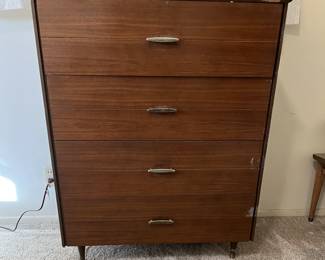 This is not the same four-drawer dresser as in the other photo, but it looks quite good, and could be good for you, too.