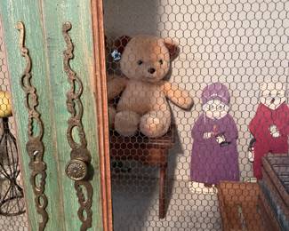 Up close pic 7' cabinet.  Needs a door pull.  See chicken wire insert