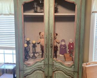 7' display cabinet.  Wire fencing.