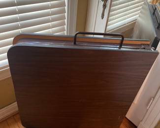 Folding table