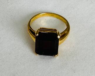 Gold ring with garnet 