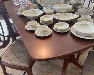 Federal mahogany dining table with 6 shield back chairs