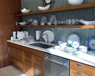 View of right side of kitchen 