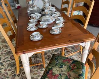 Distressed pine Broyhill table and 6 chairs