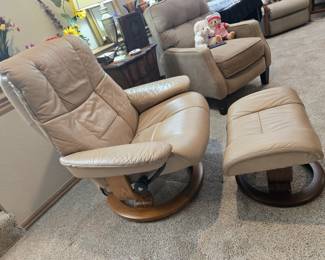 Stressless leather recliner w/ottoman