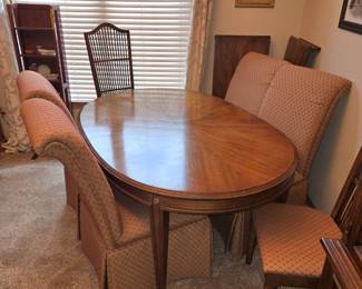 Dining table w/6 chairs & 2 leaves