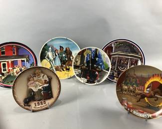 Lot 520 | Wizard Of Oz Decorative Plates & More
